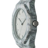 Κοντινό στο ματ γκρι καντράν του D1 Milano D1-PCBJ37 με γκρι δείκτες και ορυκτό κρύσταλλο με μπλε anti-reflective coating.