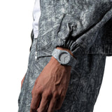 Ρολόι D1 Milano D1-PCBJ37 φορεμένο σε ανδρικό καρπό με grey camo μπρασελέ και κάσα Ø40.5 mm.