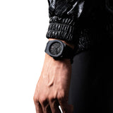 Ρολόι D1 Milano D1-PCBJCR φορεμένο σε καρπό με μαύρο πολυκαρμπονικό μπρασελέ και κάσα Ø40.5 mm