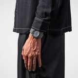 Ανδρικό ρολόι D1 Milano Skeleton Black Sketch D1-PHBJ14 με μαύρο πολυκαρμπονικό μπρασελέ και μαύρο skeleton καντράν 40.5mm, φορεμένο.