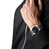 Ρολόι D1 Milano D1-UHBJ01 φορεμένο σε καρπό με ασημί μπρασελέ και μαύρο soleil καντράν.