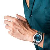 Ρολόι D1 Milano D1-UHBJ03 φορεμένο σε καρπό με ασημί μπρασελέ και petrol green καντράν σε ultra-slim προφίλ