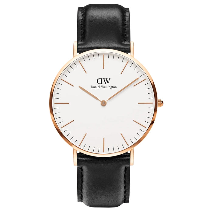 Ανδρικό ρολόι Daniel Wellington Classic Sheffield DW00100007 με μαύρο δερμάτινο λουράκι, λευκό στρογγυλό καντράν διαμέτρου 40mm και λεπτομέρειες σε ροζ χρυσό χρώμα.
