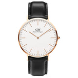 Ανδρικό ρολόι Daniel Wellington Classic Sheffield DW00100007 με μαύρο δερμάτινο λουράκι, λευκό στρογγυλό καντράν διαμέτρου 40mm και λεπτομέρειες σε ροζ χρυσό χρώμα.