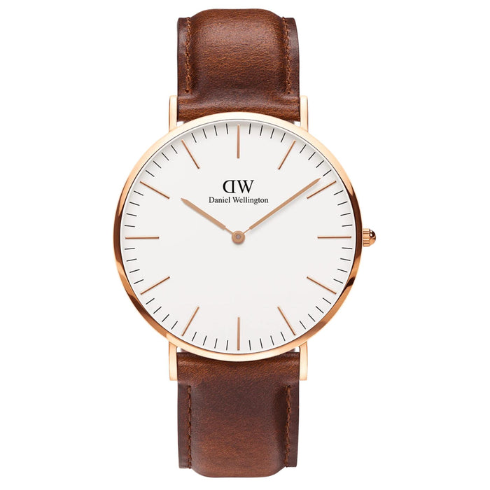 Ανδρικό ρολόι Daniel Wellington Classic St Mawes DW00100006 με καφέ δερμάτινο λουράκι, λευκό στρογγυλό καντράν διαμέτρου 40mm και λεπτομέρειες σε ροζ χρυσό χρώμα.