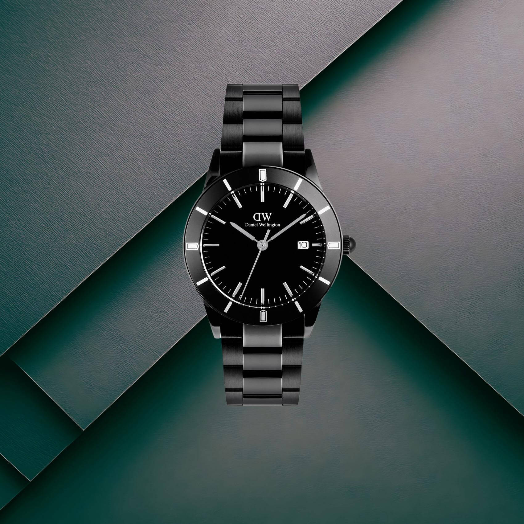 Ανδρικό ρολόι Daniel Wellington Iconic Paradigma DW00100821 με μαύρο μπρασελέ από ανοξείδωτο ατσάλι και μαύρο καντράν διαμέτρου 40mm με γκρι λεπτομέρειες.