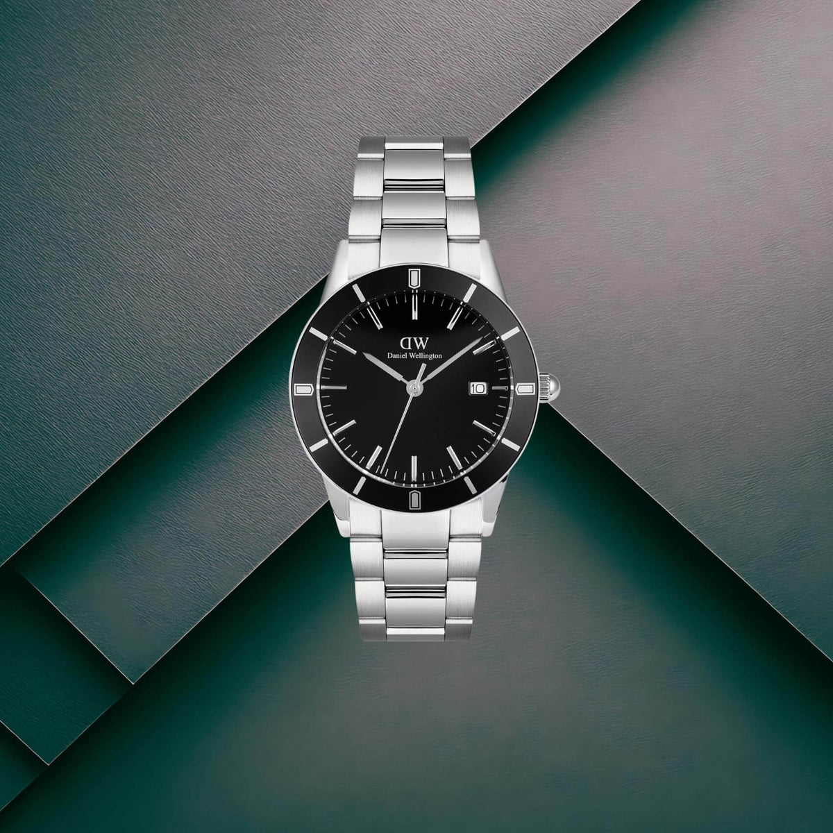Ανδρικό ρολόι Daniel Wellington Iconic Paradigma DW00100822 με ασημί μπρασελέ από ανοξείδωτο ατσάλι και μαύρο καντράν διαμέτρου 40mm με γκρι λεπτομέρειες.