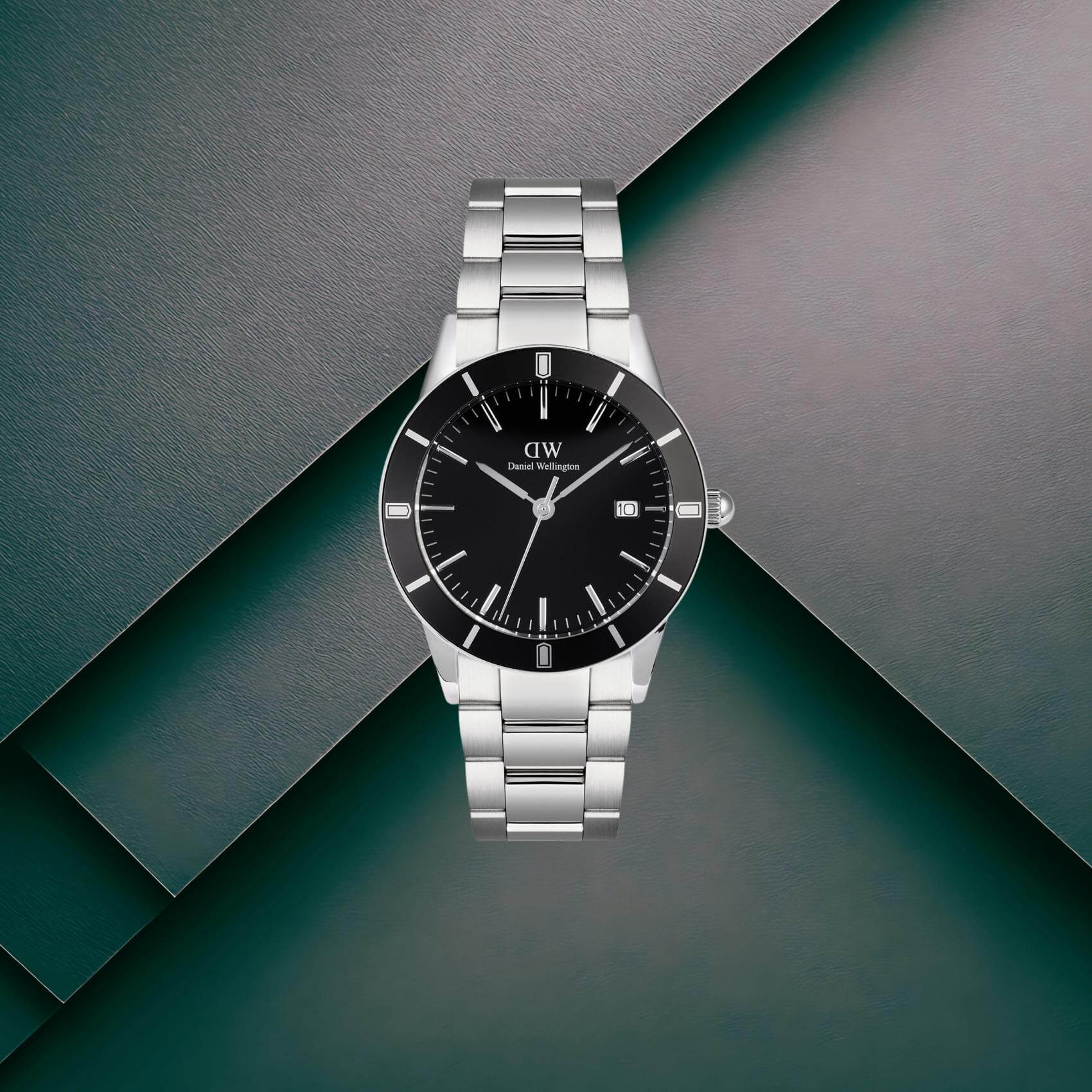 Ανδρικό ρολόι Daniel Wellington Iconic Paradigma DW00100822 με ασημί μπρασελέ από ανοξείδωτο ατσάλι και μαύρο καντράν διαμέτρου 40mm με γκρι λεπτομέρειες.