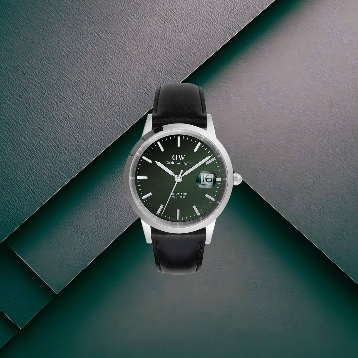 Ανδρικό ρολόι Daniel Wellington Iconic Sheffield DW00100756 αυτόματο με μαύρο δερμάτινο λουράκι, πράσινο στρογγυλό καντράν διαμέτρου 40mm και ασημί λεπτομέρειες.