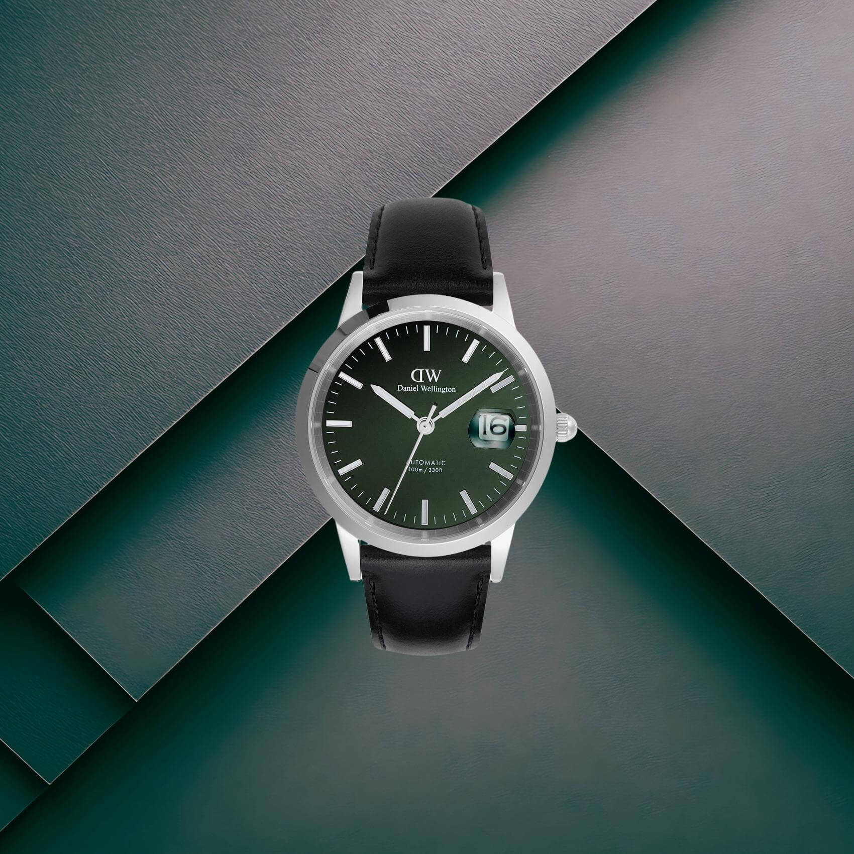Ανδρικό ρολόι Daniel Wellington Iconic Sheffield DW00100756 αυτόματο με μαύρο δερμάτινο λουράκι, πράσινο στρογγυλό καντράν διαμέτρου 40mm και ασημί λεπτομέρειες.
