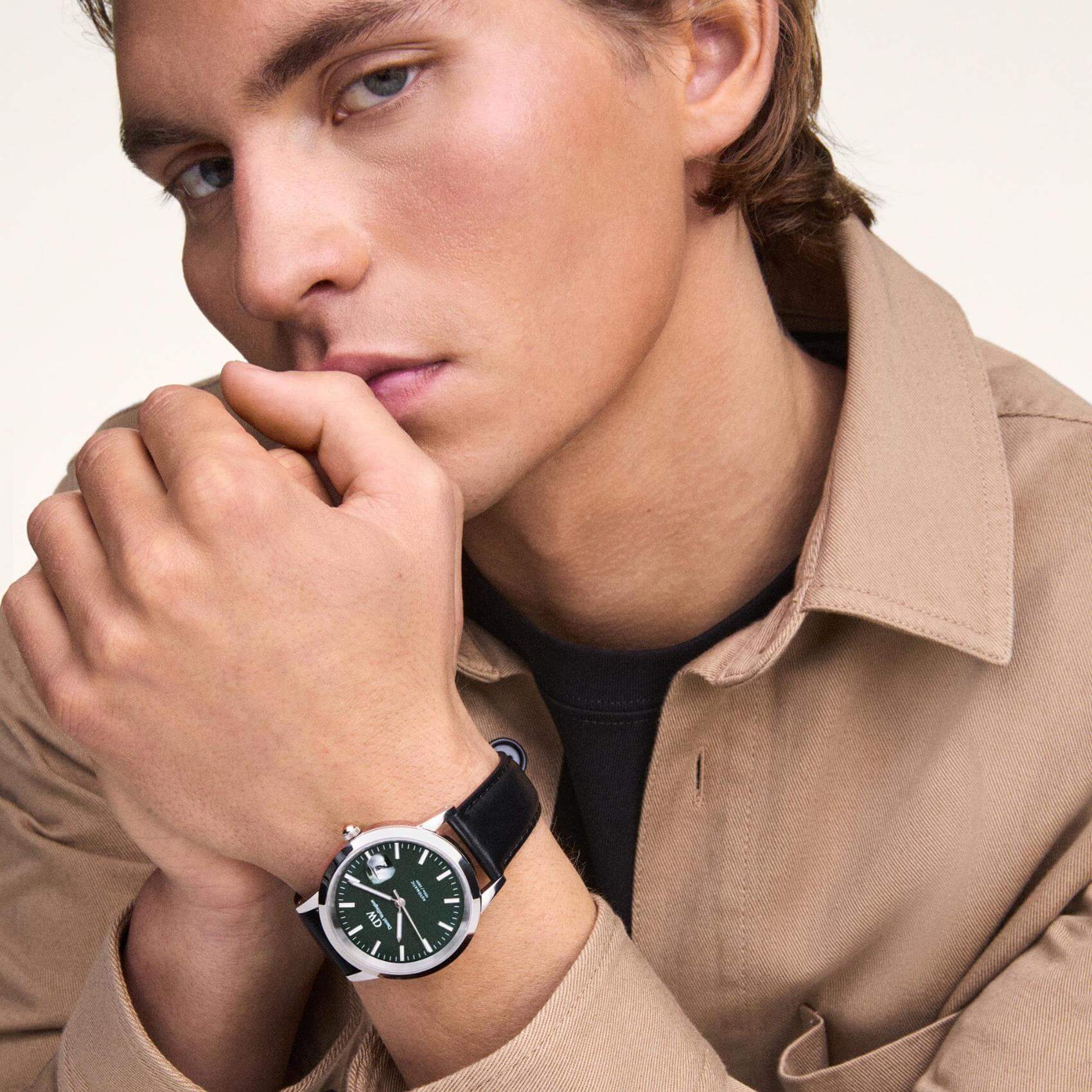 Ανδρικό ρολόι Daniel Wellington Iconic Sheffield DW00100756 φορεμένο με μαύρο δερμάτινο λουράκι, πράσινο στρογγυλό καντράν και ασημί λεπτομέρειες.