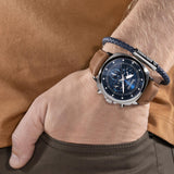 Το Timberland Williston Small TDWGF0042001 φορεμένο στον καρπό με καφέ λουράκι και μπλε καντράν.