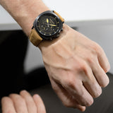 Το Timberland Williston Small TDWGF0042002 φορεμένο στον καρπό με ταμπά λουράκι και μαύρο καντράν.