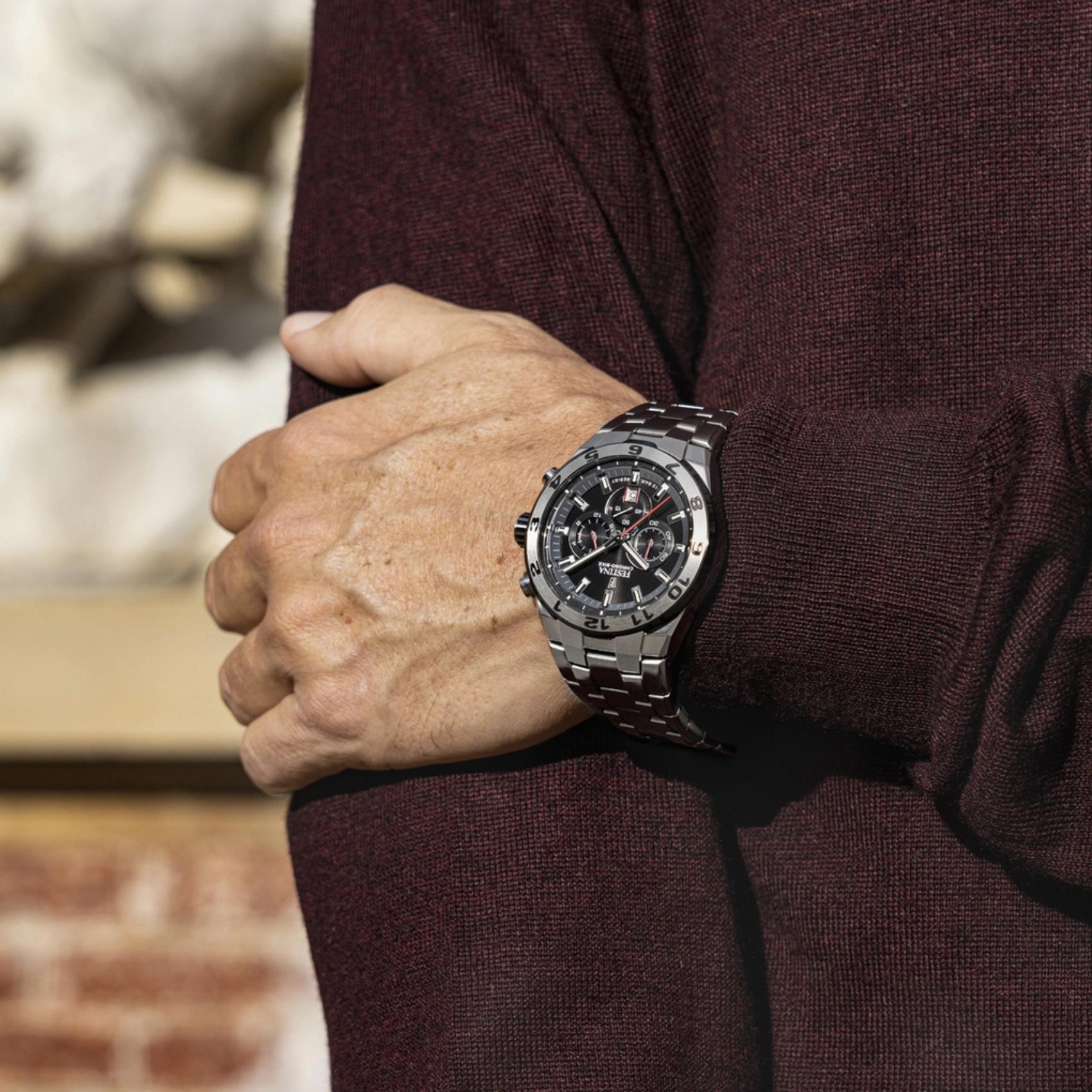 Ανδρικό ρολόι Festina Chrono Bike F20670/6 με ασημί μπρασελέ και μαύρο καντράν φορεμένο στον καρπό