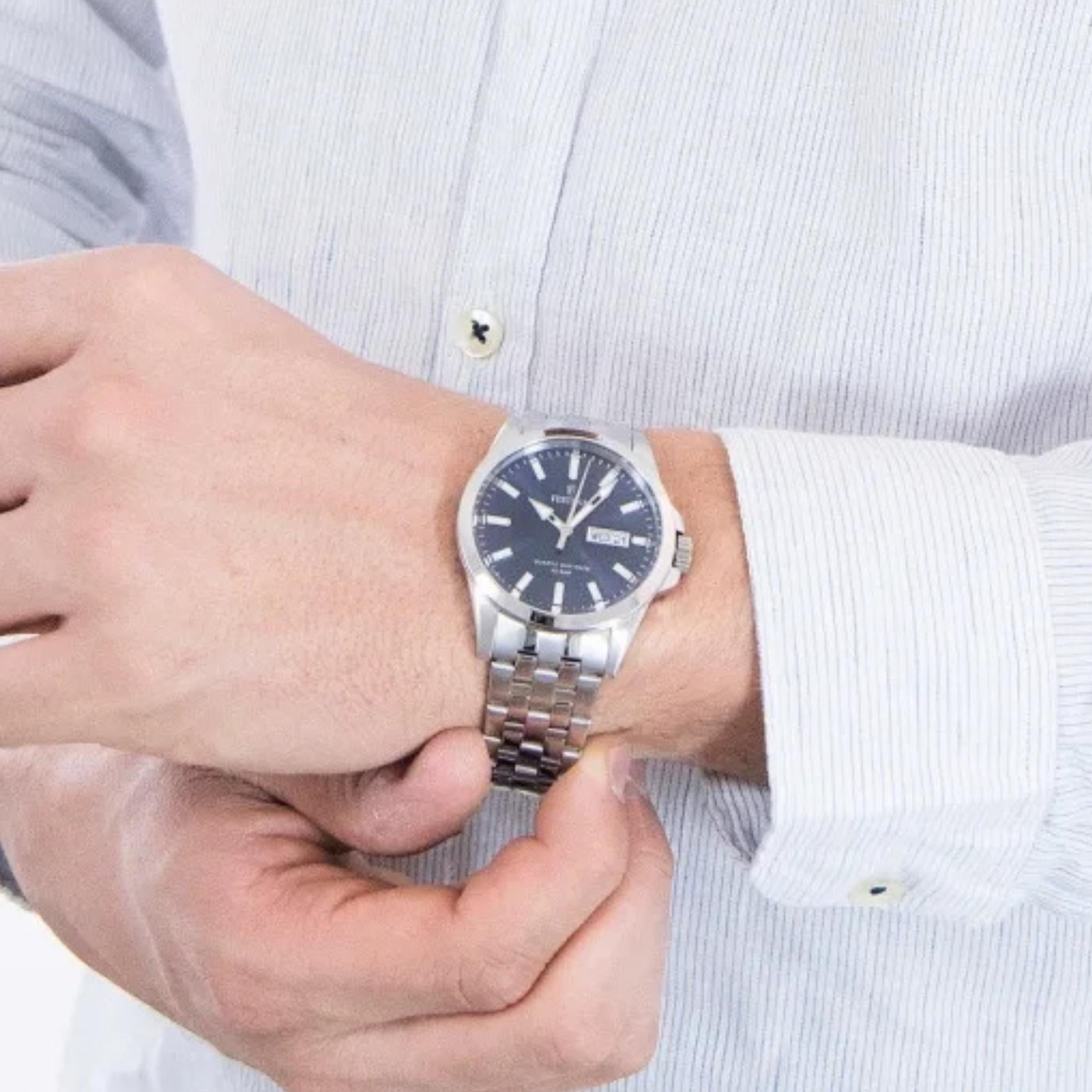 Ανδρικό ρολόι Festina Classics F20357/3 με ασημί μπρασελέ και μπλε καντράν φορεμένο στον καρπό