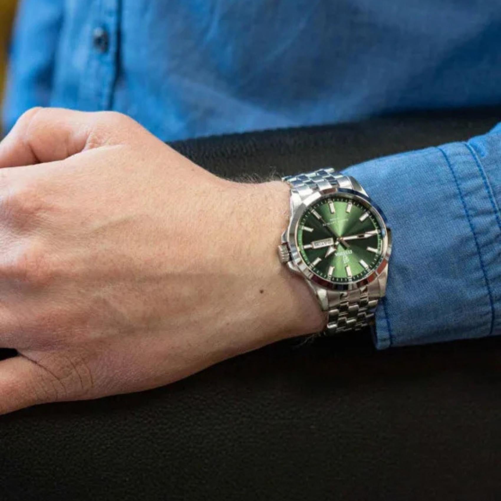 Ανδρικό ρολόι Festina Classics F20357/5 με ασημί μπρασελέ και πράσινο καντράν φορεμένο στον καρπό