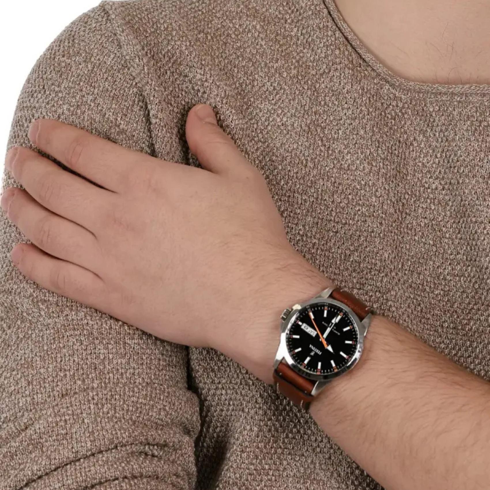 Ανδρικό ρολόι Festina Classics F20358/2 με καφέ δερμάτινο λουράκι και μαύρο καντράν φορεμένο στον καρπό