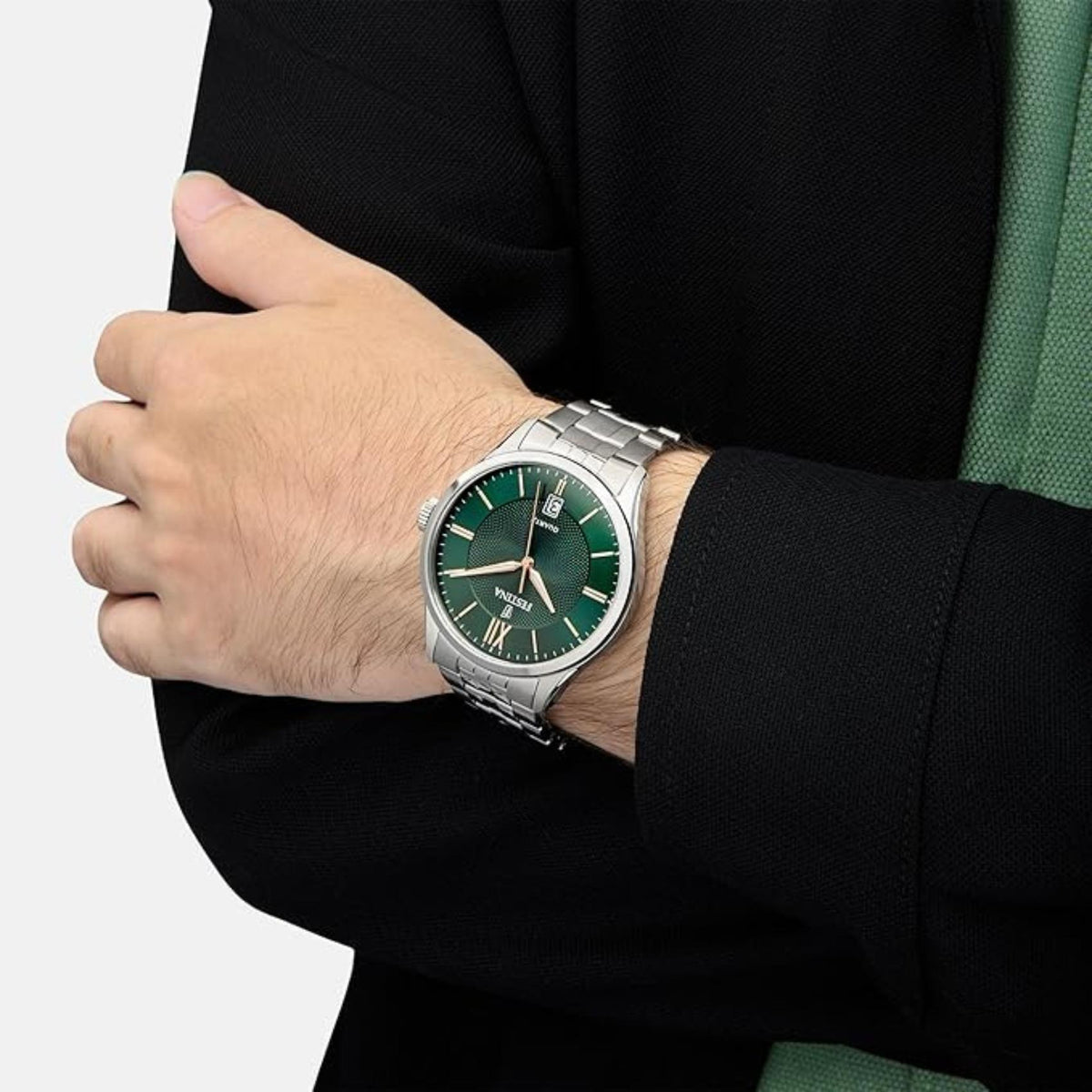 Ανδρικό ρολόι Festina Classics F20425/7 με ασημί μπρασελέ και πράσινο καντράν φορεμένο στον καρπό