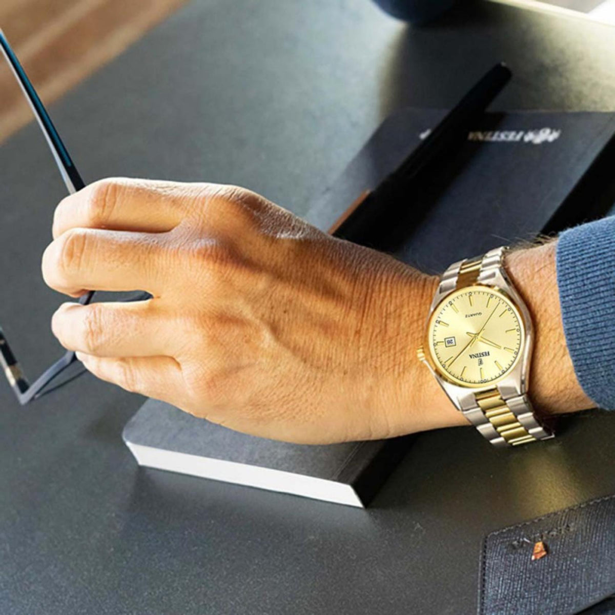 Ανδρικό ρολόι Festina Classics F20554/3 με ασημί-χρυσό μπρασελέ και χρυσό καντράν φορεμένο στον καρπό