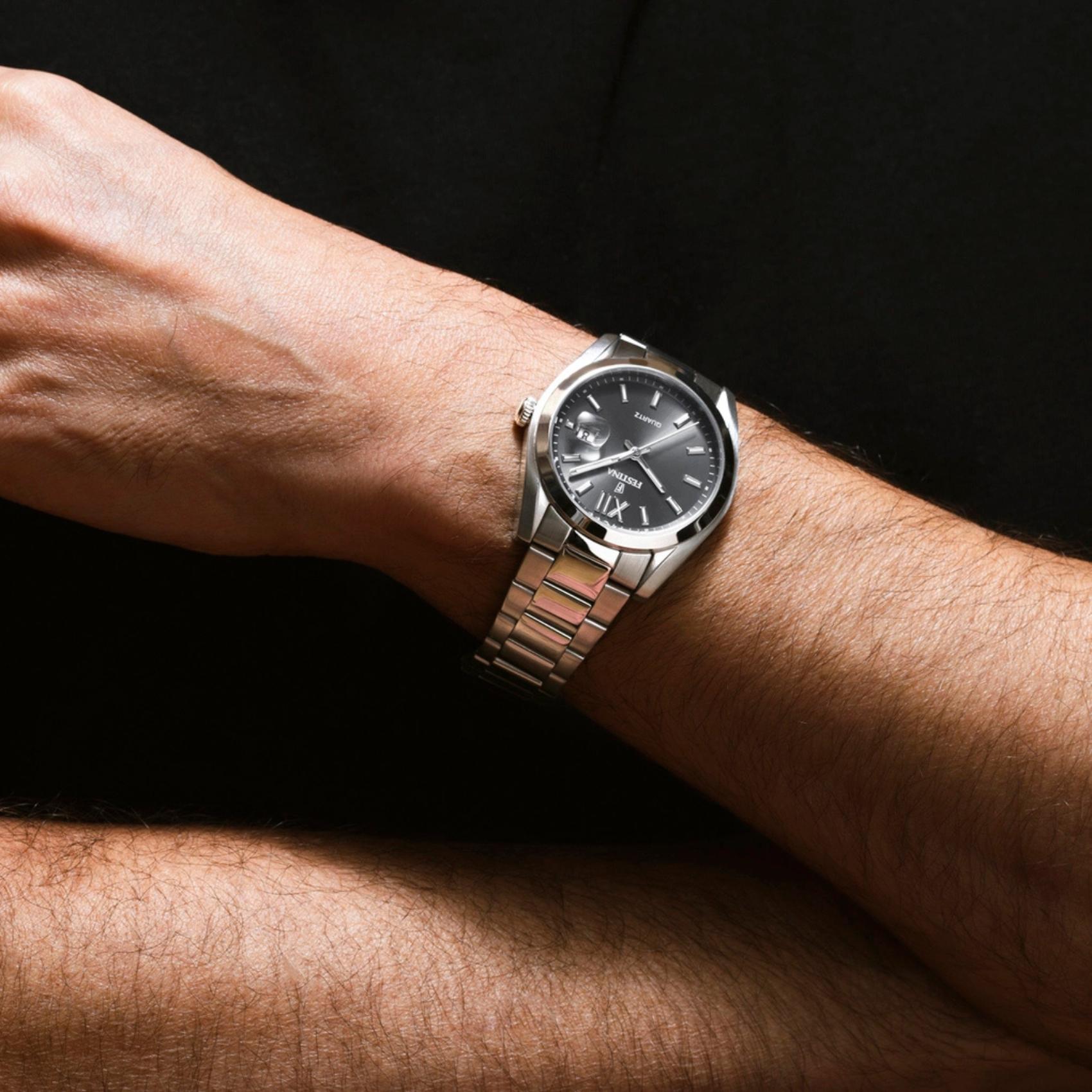 Ανδρικό ρολόι Festina Classics F20707/3 με ασημί μπρασελέ και σκούρο γκρι καντράν φορεμένο στον καρπό
