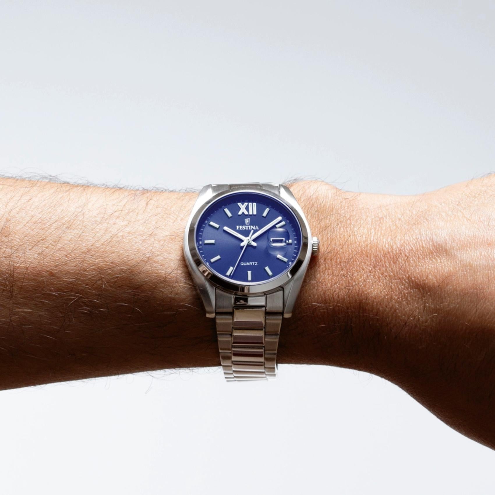 Ανδρικό ρολόι Festina Classics F20707/7 με ασημί μπρασελέ και σκούρο μπλε καντράν φορεμένο στον καρπό