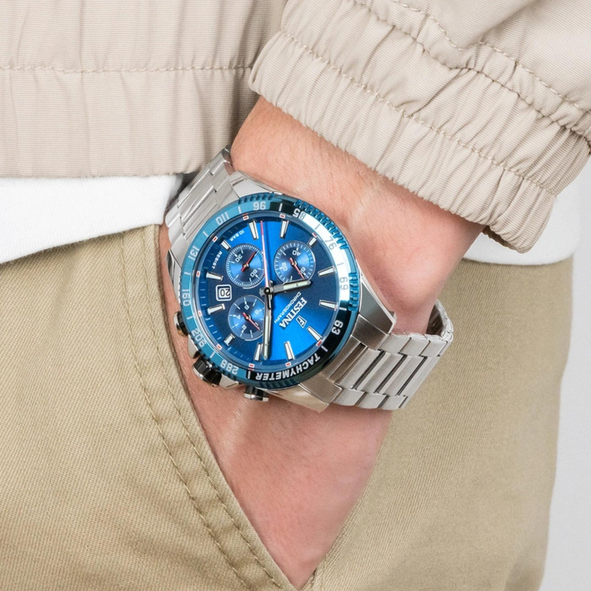 Ανδρικό ρολόι Festina F20560/3 με ασημί μπρασελέ και μπλε καντράν φορεμένο στον καρπό