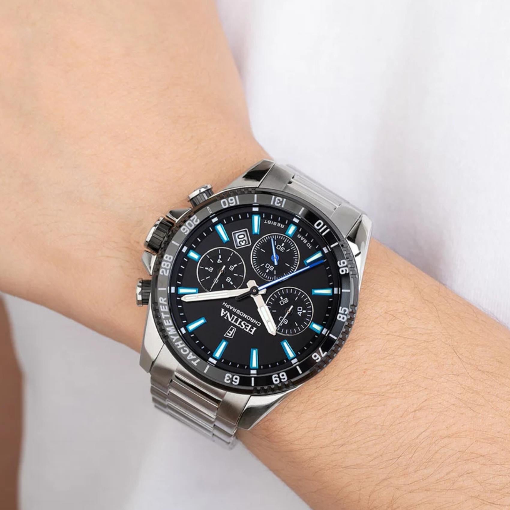 Ανδρικό ρολόι Festina F20560/5 με ασημί μπρασελέ και μαύρο καντράν φορεμένο στον καρπό