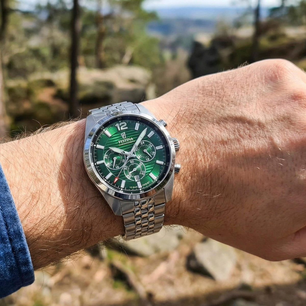 Ανδρικό ρολόι Festina F20742/5 με ασημί μπρασελέ και πράσινο καντράν φορεμένο στον καρπό