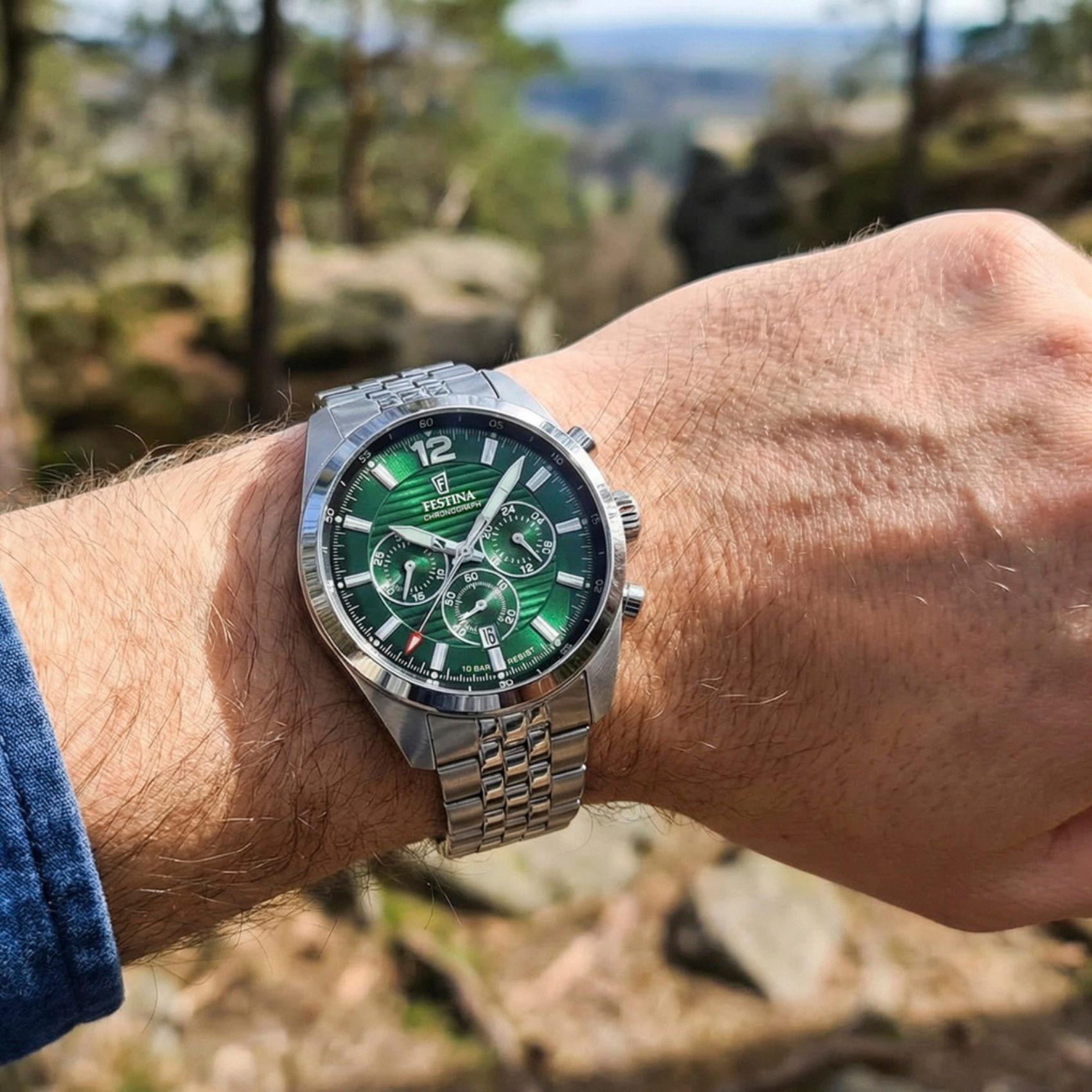 Ανδρικό ρολόι Festina F20742/5 με ασημί μπρασελέ και πράσινο καντράν φορεμένο στον καρπό