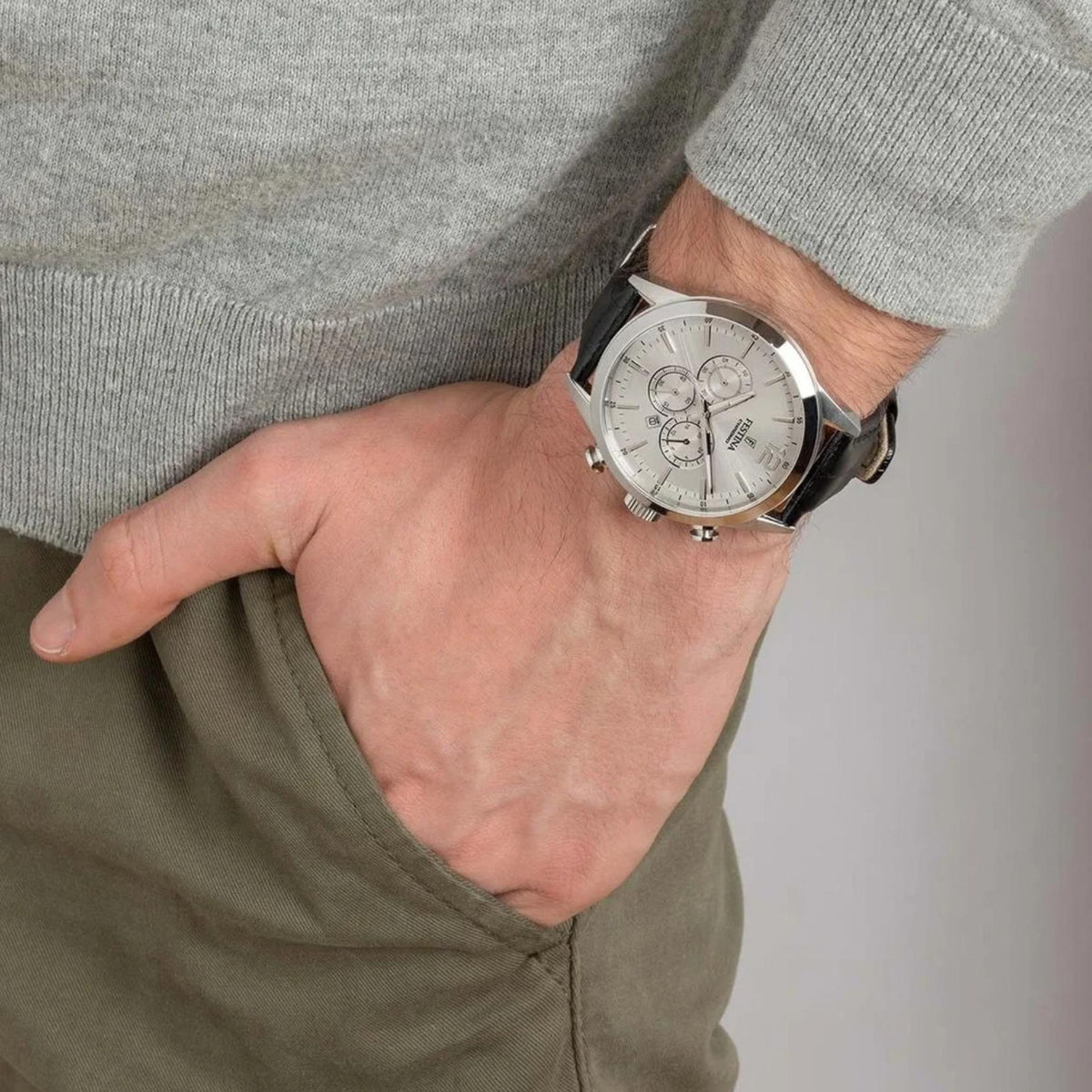 Ανδρικό ρολόι Festina Timeless Chronograph F20542/1 με μαύρο δερμάτινο λουράκι και λευκό καντράν φορεμένο στον καρπό