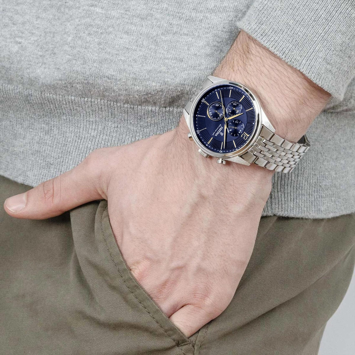 Ανδρικό ρολόι Festina Timeless F20285/3 με ασημί μπρασελέ και μπλε καντράν φορεμένο στον καρπό