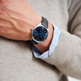 Ανδρικό ρολόι Gant Abington G201003 με μαύρο δερμάινο λουράκι και μπλε καντράν διαμέτρου 41mm, φορεμένο.