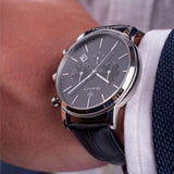 Ανδρικό ρολόι GANT Cleveland G132006 χρονογράφος με μαύρο δερμάτινο λουράκι και μαύρο καντράν 43,5mm, φορεμένο.