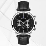 Ανδρικό ρολόι GANT Cleveland G132006 χρονογράφος με μαύρο δερμάτινο λουράκι και μαύρο καντράν 43,5mm-σε φόντο.