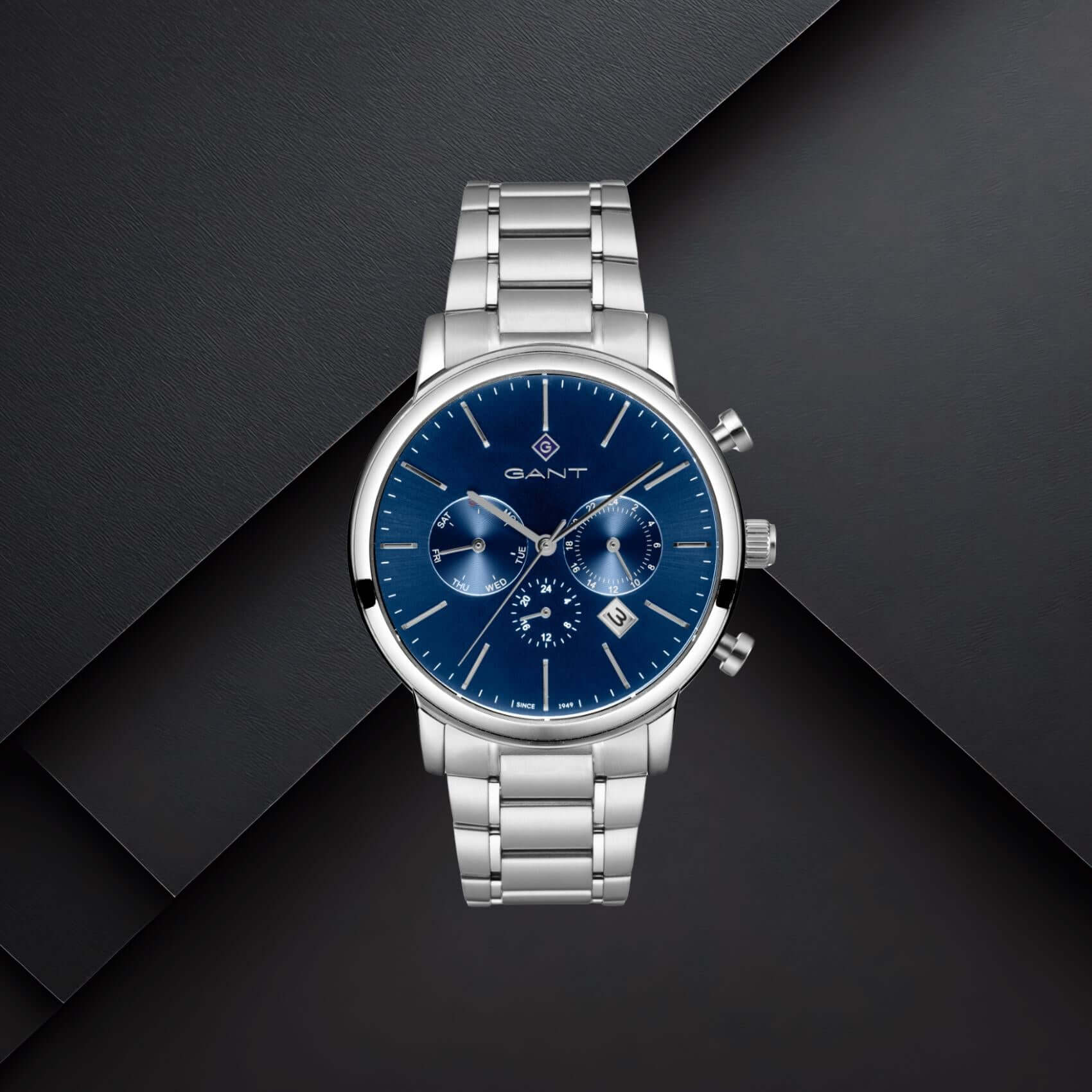 Ανδρικό ρολόι Gant Cleveland G132019 με ασημί ατσάλινο μπρασελέ και μπλε καντράν σε ουδέτερο background διαμέτρου 43.5mm.