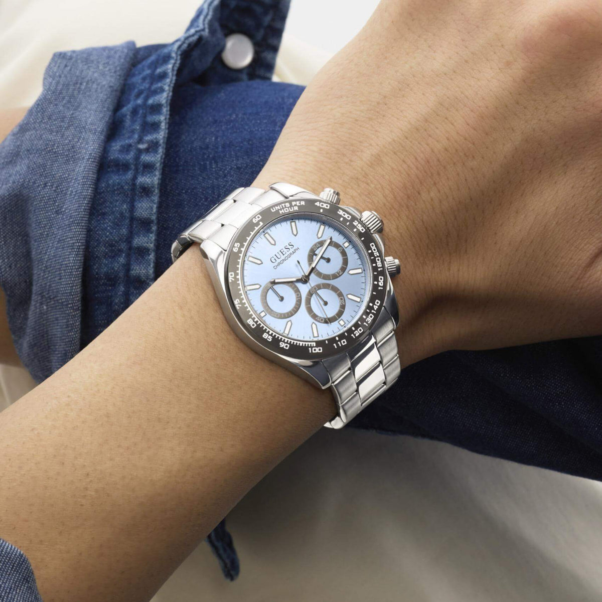 Ανδρικό ρολόι GUESS Arthur GW1058G1 φορεμένο με ασημί ατσάλινο μπρασελέ, γαλάζιο καντράν και ασημί λεπτομέρειες.