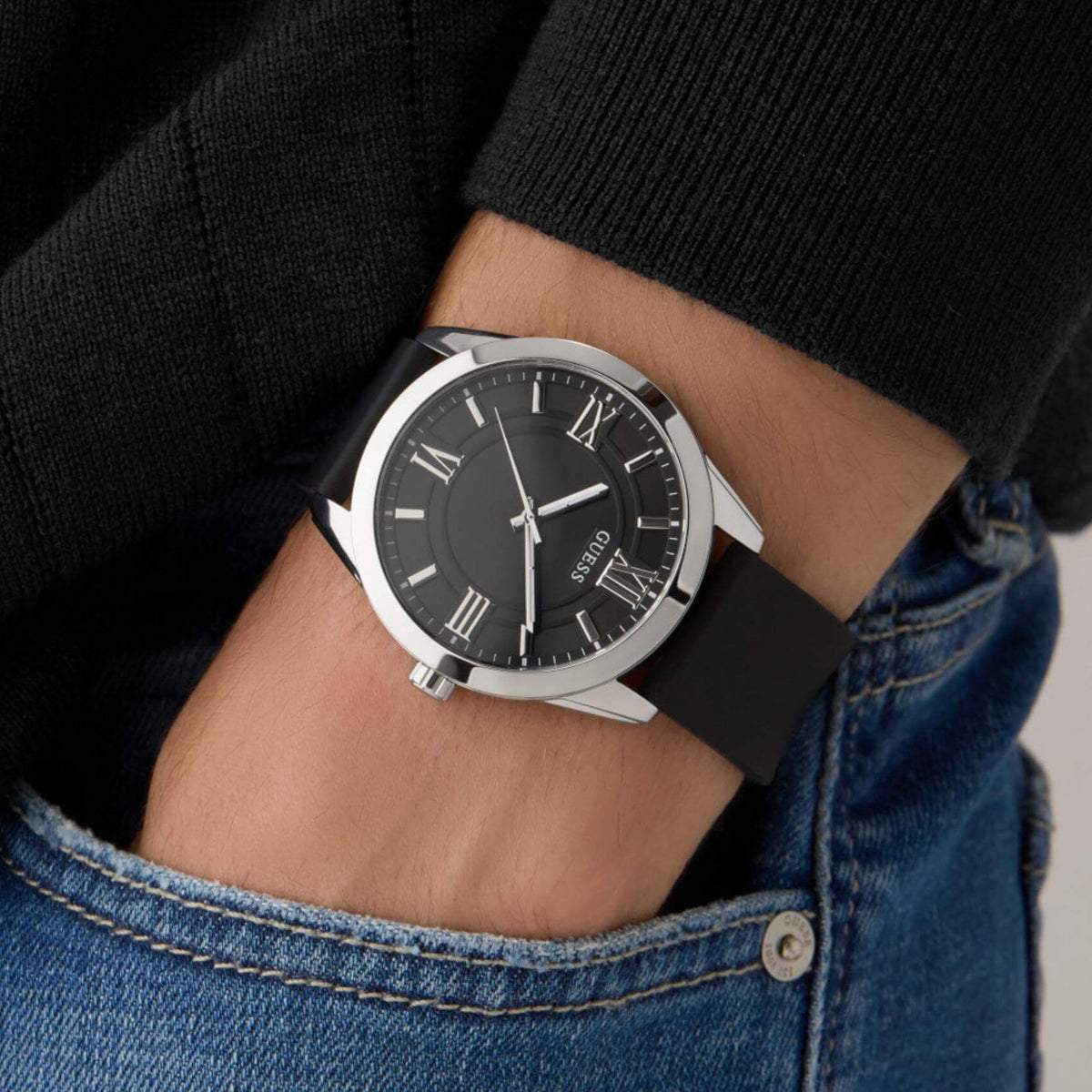 Ανδρικό ρολόι Guess Elliot GW0894G1 φορεμένο με μαύρο λουράκι από καουτσούκ, μαύρο καντράν και ασημί λεπτομέρειες.