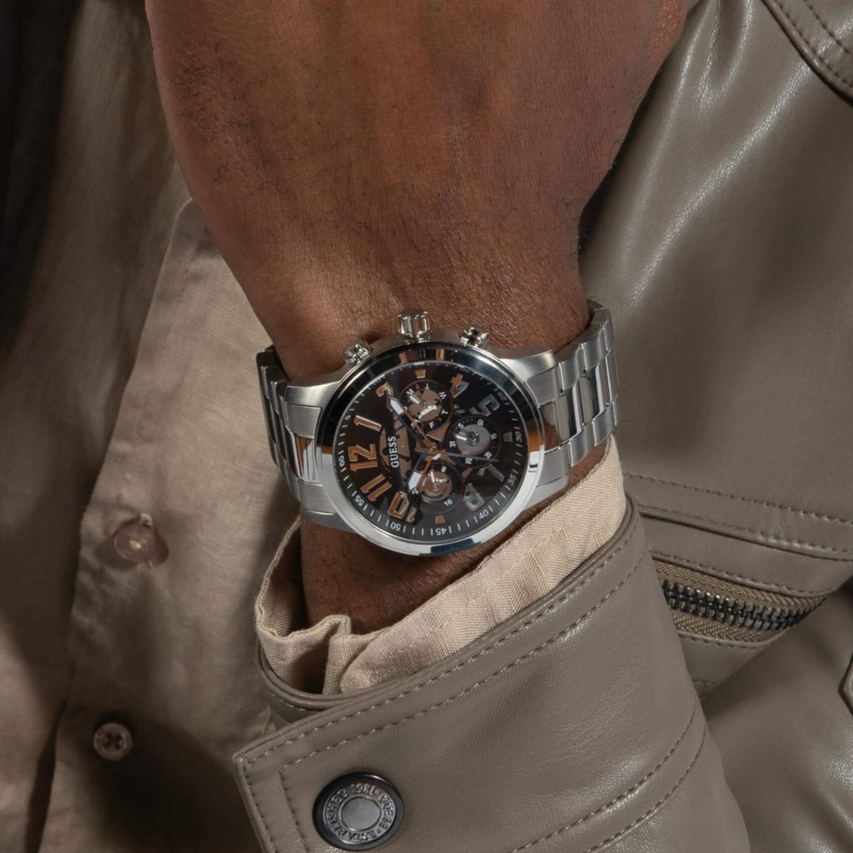 Ανδρικό ρολόι Guess Parker GW0627G1 φορεμένο με ασημί ατσάλινο μπρασελέ, μαύρο skeleton καντράν και ασημί λεπτομέρειες.