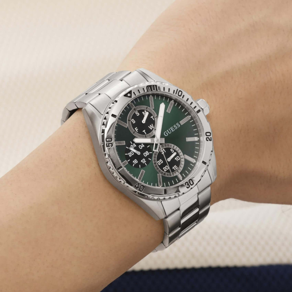 Ανδρικό ρολόι Guess Velocity GW1061G1 φορεμένο με ασημί ατσάλινο μπρασελέ, πράσινο καντράν και ασημί λεπτομέρειες.