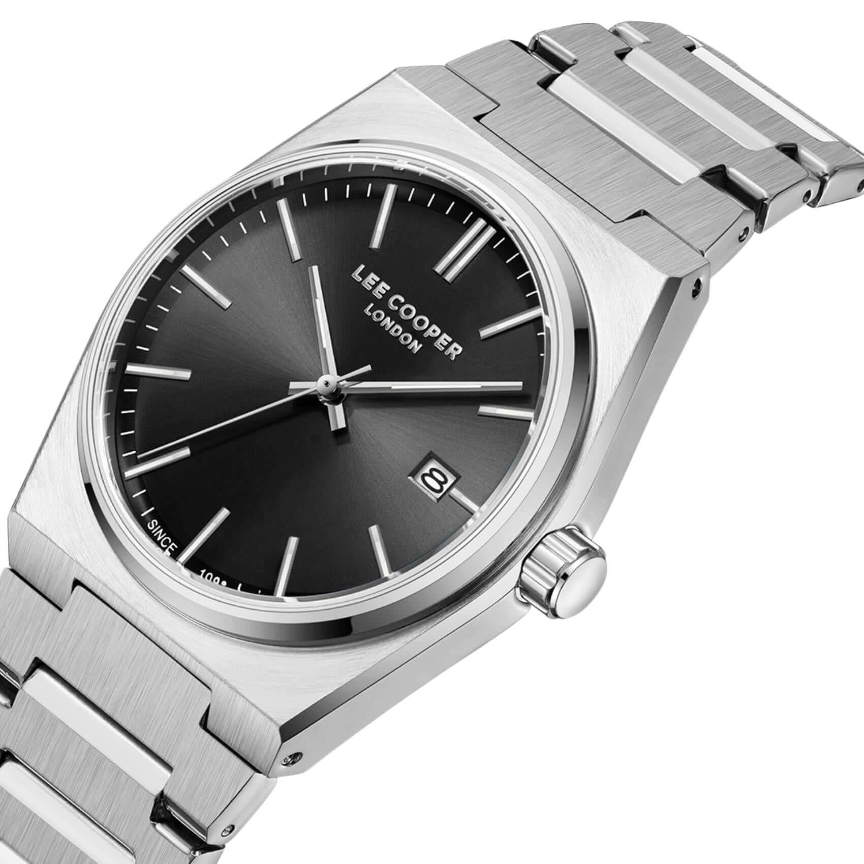 Μαύρο καντράν 40mm του ανδρικού ρολογιού Lee Cooper Gents LC08196.350 με ασημί λεπτομέρειες και ένδειξη ημερομηνίας.