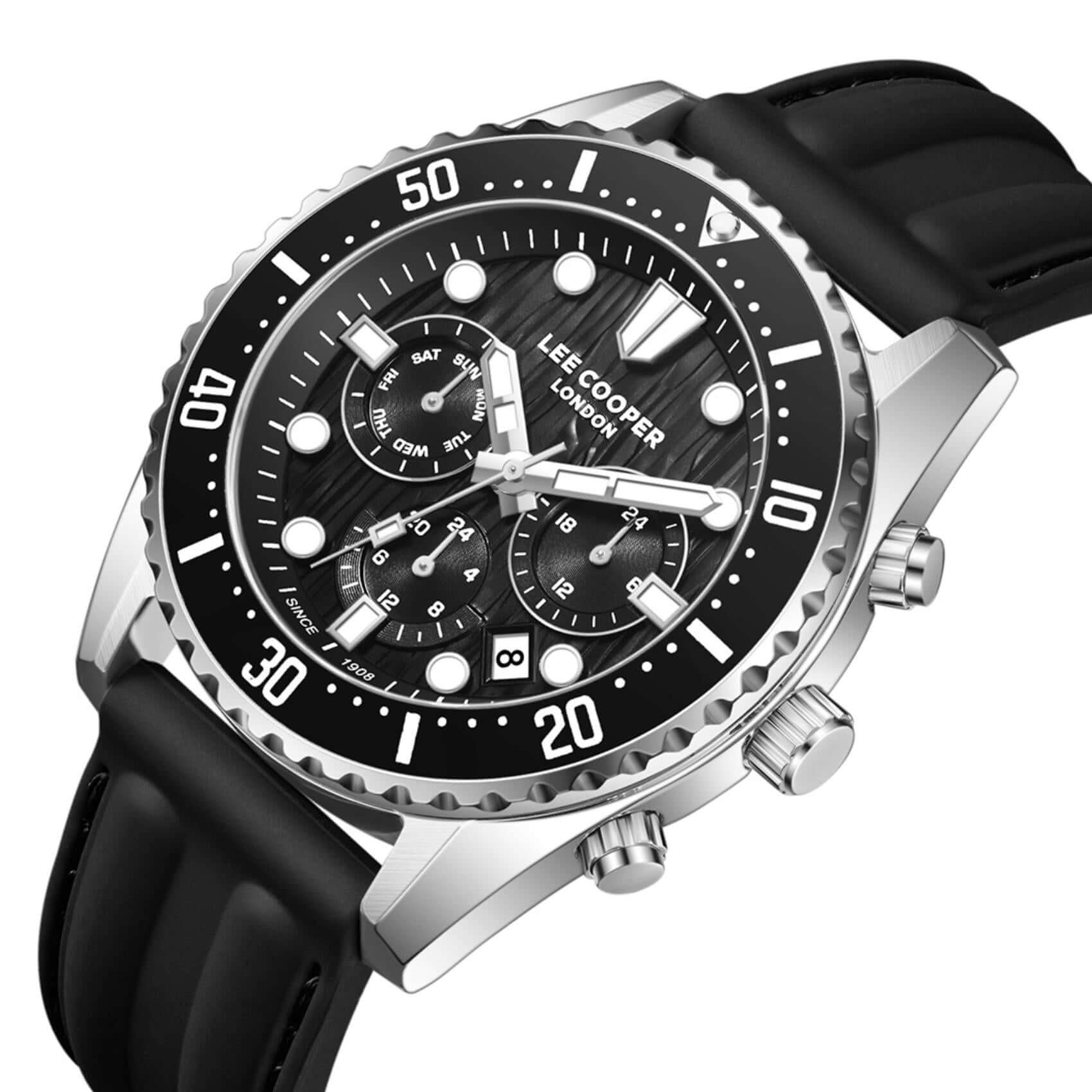 Καντράν από ανδρικό ρολόι Lee Cooper Gents Multi LC08335.351 σε μαύρο χρώμα με ασημί δείκτες, ένδειξη ημέρας, ημερομηνίας και διπλής ώρας και κάσα 44 mm.