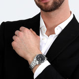 Φωτογραφία του ανδρικού ρολογιού Maserati Attrazione R8853151007 φορεμένο σε μοντέλο, αναδεικνύοντας το ασημί μπρασελέ και το μαύρο καντράν με ασημί δείκτες.