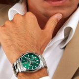 Φωτογραφία του ανδρικού ρολογιού Maserati Attrazione R8853151011 φορεμένο σε μοντέλο, αναδεικνύοντας το ασημί μπρασελέ και το πράσινο καντράν με ασημί δείκτες.