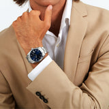 Φωτογραφία του ανδρικού ρολογιού Maserati Attrazione R8853151013 φορεμένο σε μοντέλο, αναδεικνύοντας το ασημί μπρασελέ και το μπλε καντράν με ασημί δείκτες.