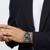 Φορεμένο το Maserati Attrazione R8853151022 χρονογράφος 43mm με ασημί μπρασελέ και μαύρο καντράν για δυναμικό, καθημερινό στυλ.
