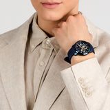 Φωτογραφία του ανδρικού ρολογιού Maserati Blue Edition R8871621044 φορεμένο σε μοντέλο, αναδεικνύοντας το μπλε λουράκι καουτσούκ και το μπλε καντράν με ασημί δείκτες.