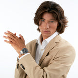 Φωτογραφία του ανδρικού ρολογιού Maserati Competizione R8823100004 φορεμένο σε μοντέλο, αναδεικνύοντας το ασημί μπρασελέ και το μαύρο καντράν.