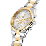 Κοντινή λήψη του ασημί καντράν του Maserati Competizione R8853100021 με χρυσούς δείκτες, ένδειξη διπλής ώρας και ημερομηνίας, από ορυκτό κρύσταλλο ειδικής σκλήρυνσης.