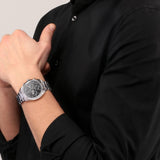 Φωτογραφία του ανδρικού ρολογιού Maserati Competizione R8853100023 φορεμένο σε μοντέλο,