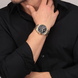 Φωτογραφία του ανδρικού ρολογιού Maserati Competizione R8853100026 φορεμένο σε μοντέλο, αναδεικνύοντας το χρυσό μπρασελέ και το μπλε καντράν με χρυσούς δείκτες